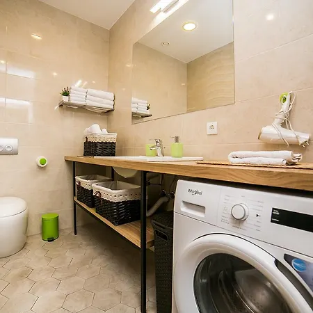 Cosmopolitan Apartment *